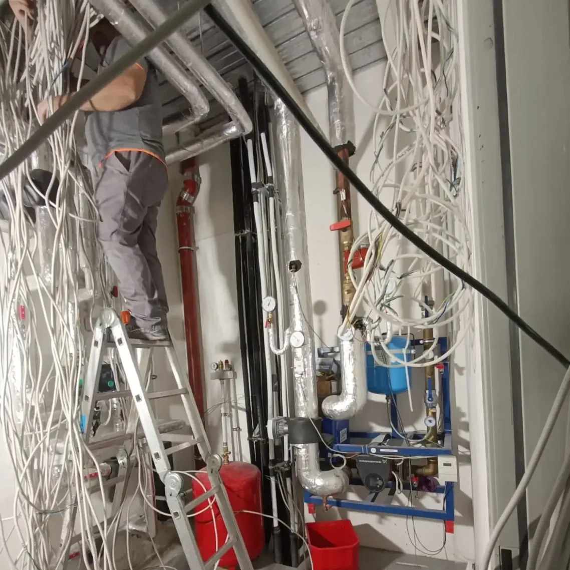 Mann bei der Elektroinstallation von Kabeln - Kulpa Bau Darmstadt