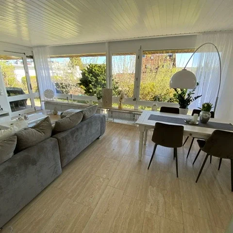 Fertig eingerichtetes Wohnzimmer mit großem Balkon - Kulpa Bau Darmstadt Dienstleistung Inneneinrichtung