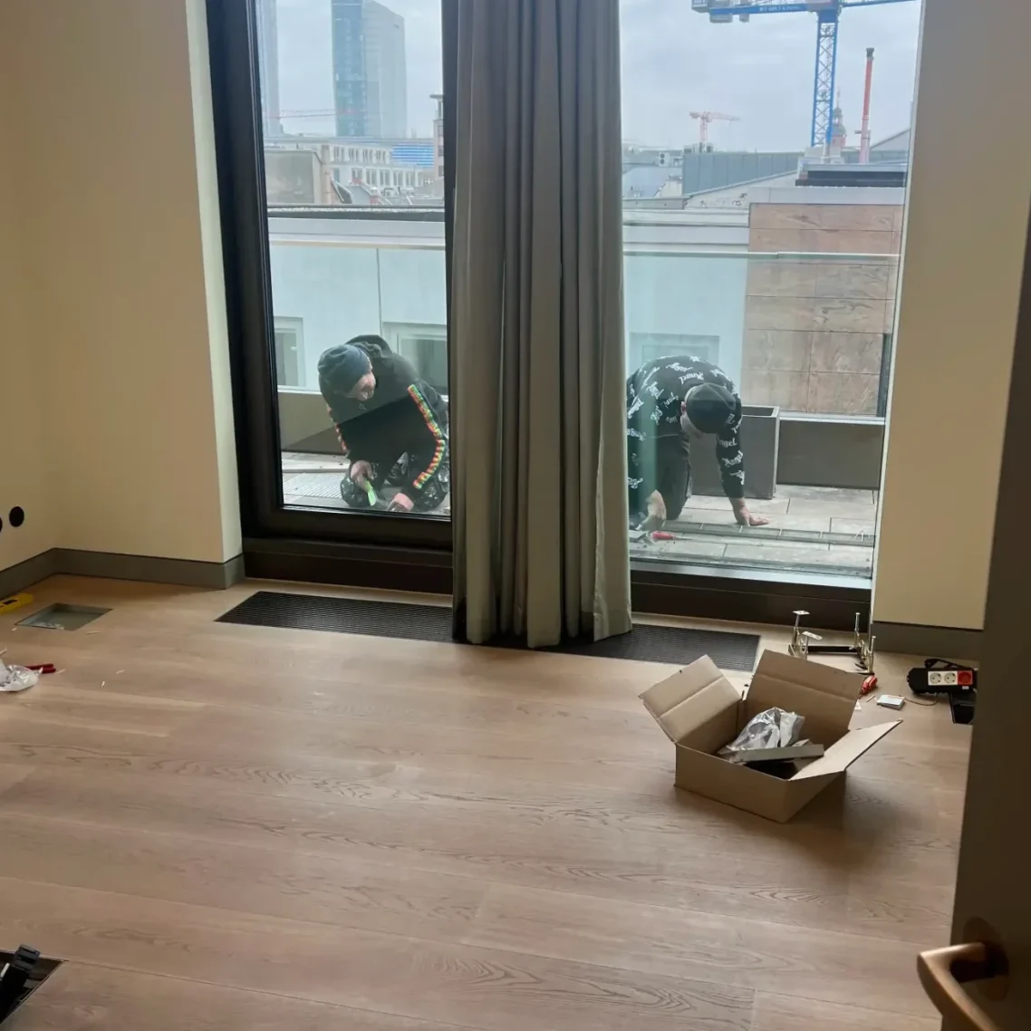Handwerker bei der Bodenverlegung im Privathaushalt - Kulpa Bau Frankfurt - Innenausbau und Einrichtung