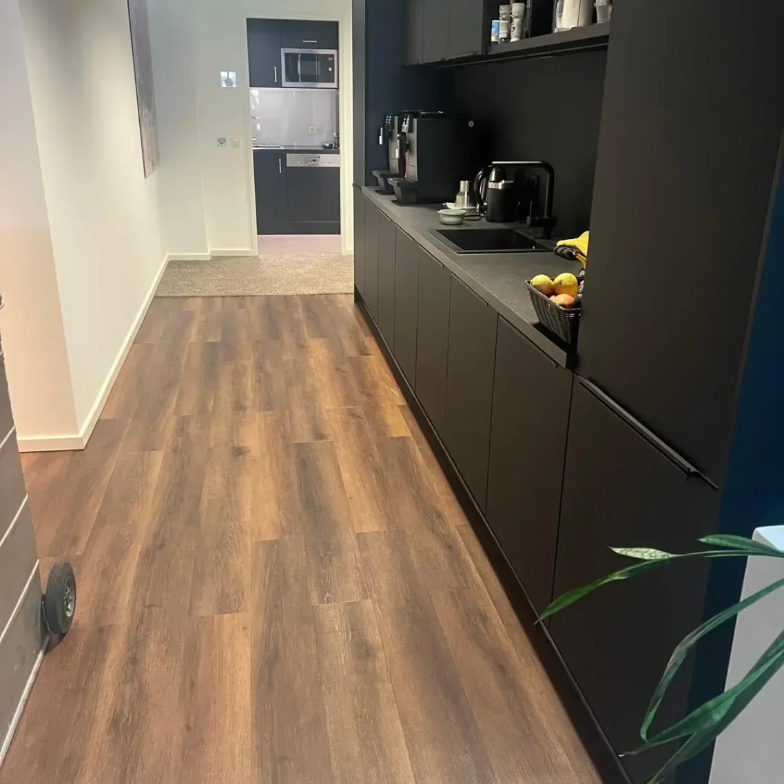 Ein frisch verlegter Vinylboden in Holzoptik in der Küche - Kulpa Bau Darmstadt - Frankfurt - Rhein-Main