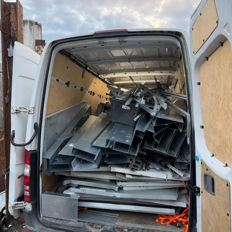 Dienstleistung Recycling und Entsorgung Ladefläche eines Transporters mit Metallschrott, Trockenbauprofilen und Bauteilen für die Entsorgung - Kulpa Bau Rhein-Main