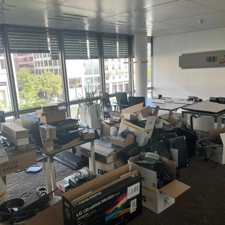 Firmenbüro vor der Entrümpelung von Hardware und Büromöbeln - Kulpa Bau Frankfurt - Fachbetrieb für Entsorgungen