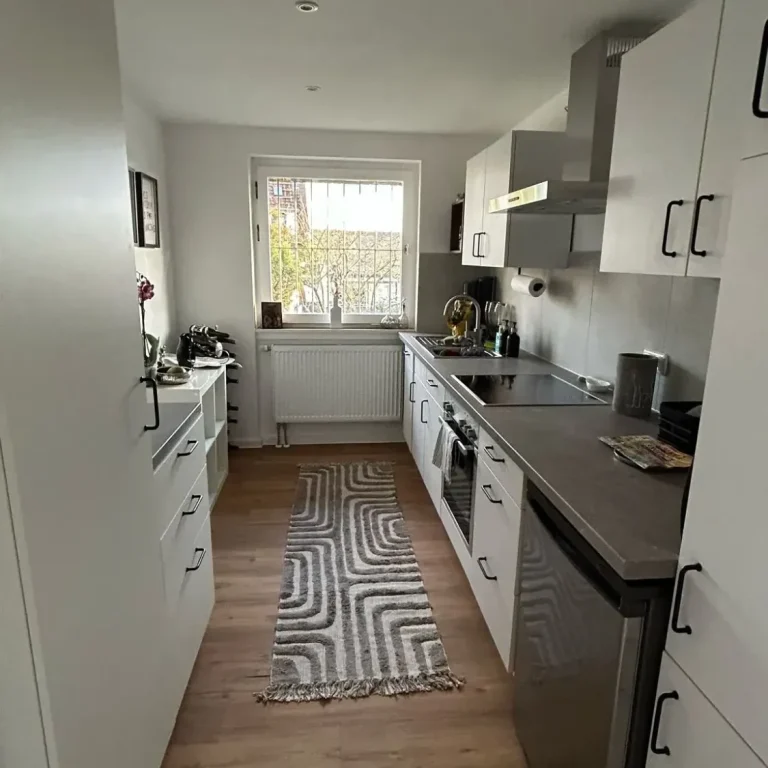 Ausgebaute Küche mit verlegtem Vinylboden - Kulpa Bau Darmstadt - Innenausbau und Recycling