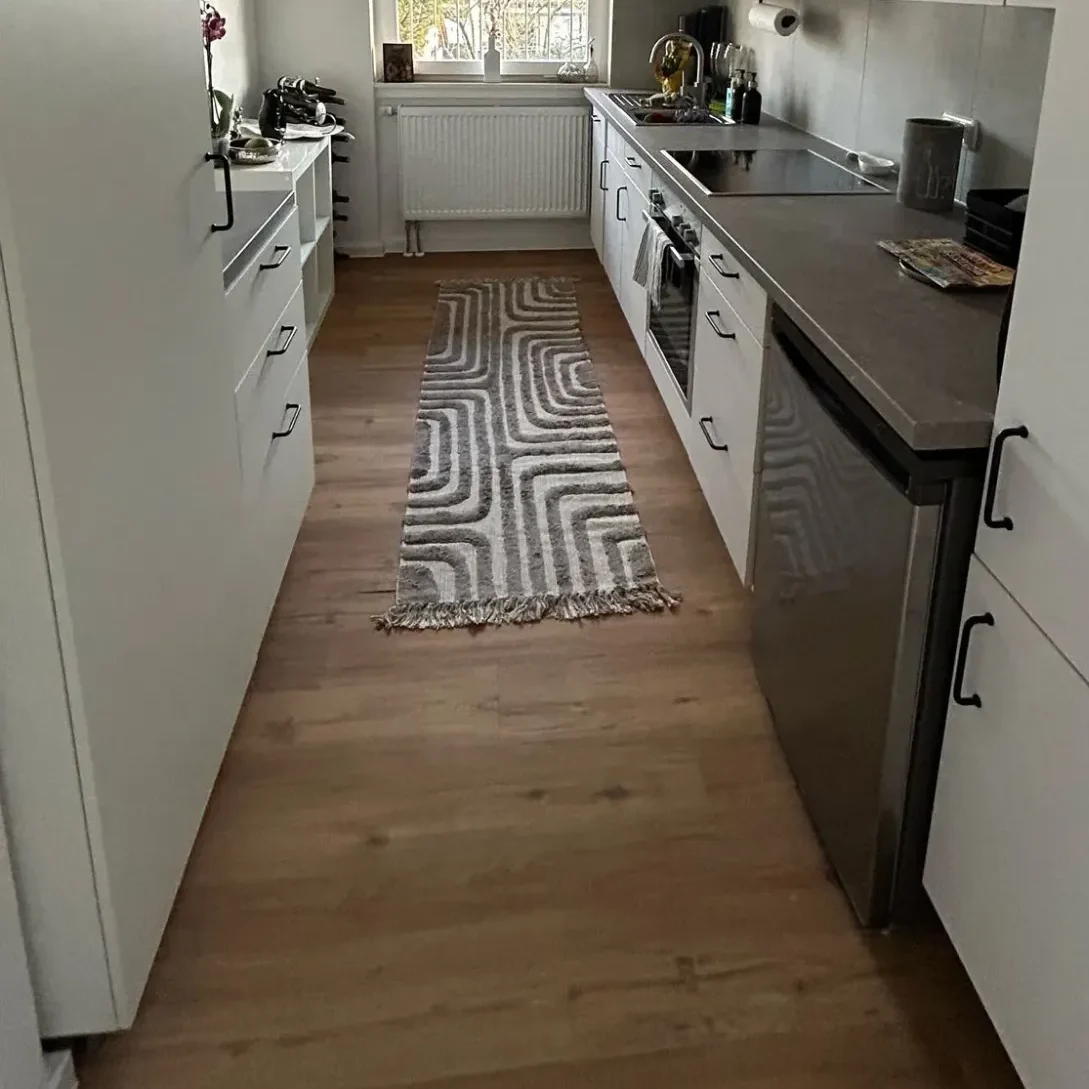 Verlegter Designboden in Holzoptik in einer Küche - Kulpa Bau Darmstadt