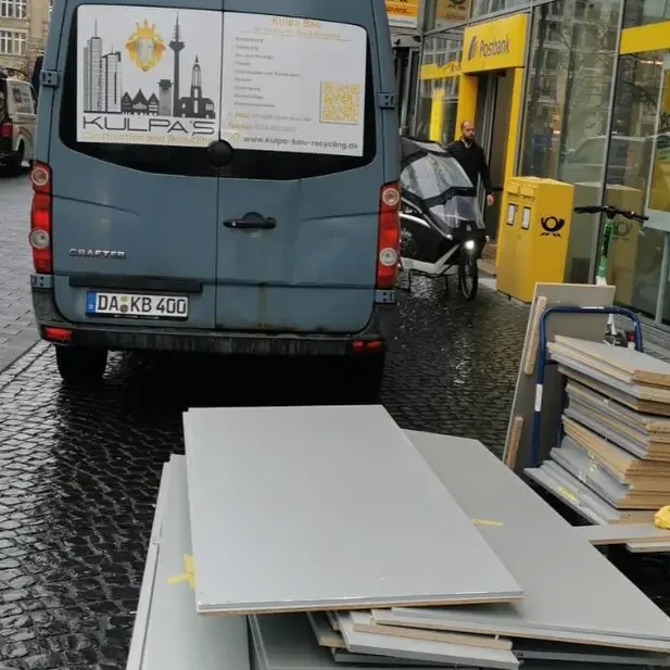 Transporter im Einsatz für die fachgerechte Entsorgung und das Recycling, mit bereitgestellten Sperrholzresten - Kulpa Bau Rhein-Main